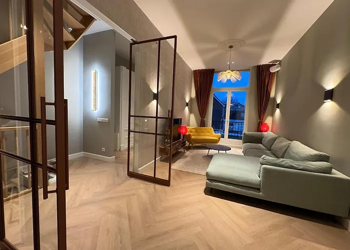 Apartment Prachtige Monumentale Bovenwoning, Hartje